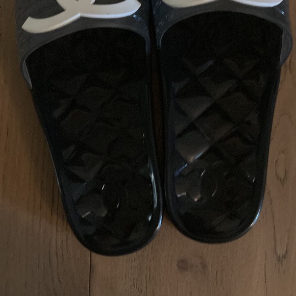 CHANEL BLACK RUBBER JELLY slide - Picture 5 of 14